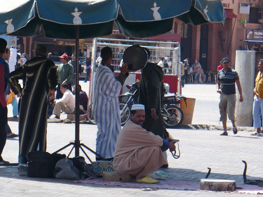 Encantador de Serpentes - Marrakech - Marrocos by Silvio Schimitt