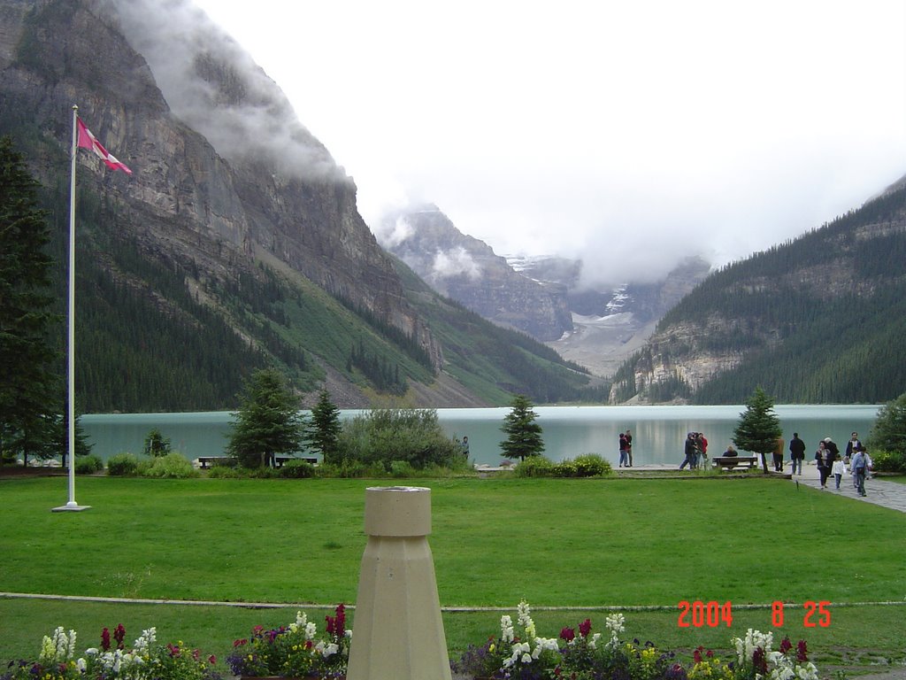 露意絲湖 Lake Luise,Banff National Park, Alberta, Canada. by Simon Hsu