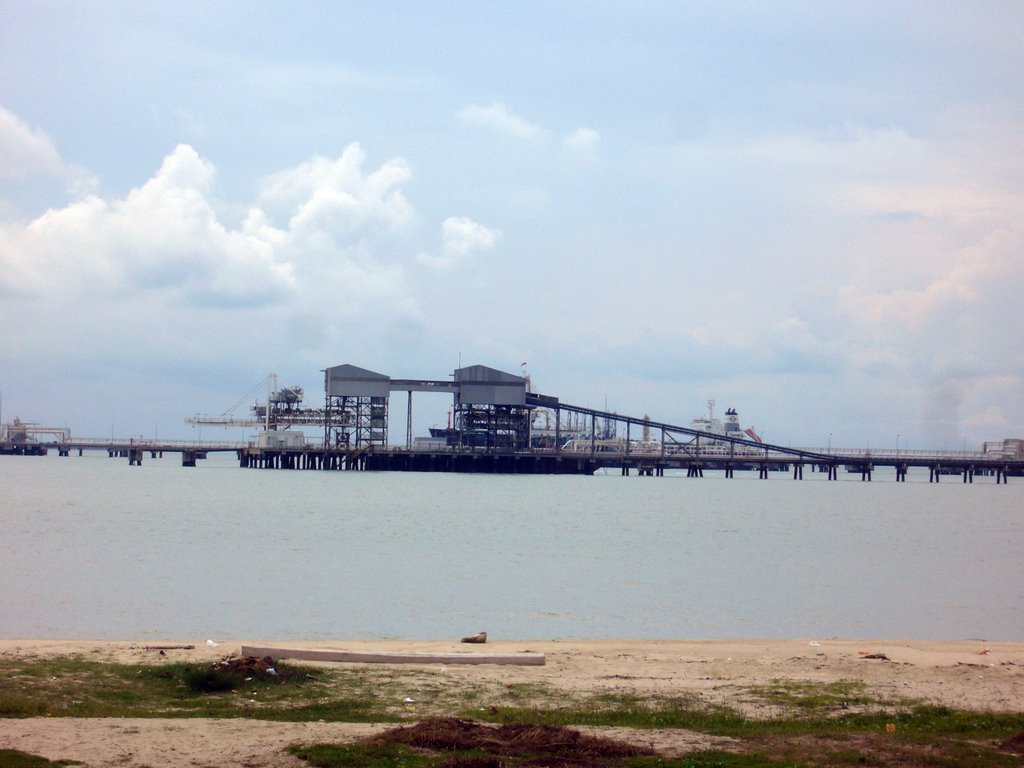 Port at Pantai Kundor，丹绒吉宁港口 by lalangwang