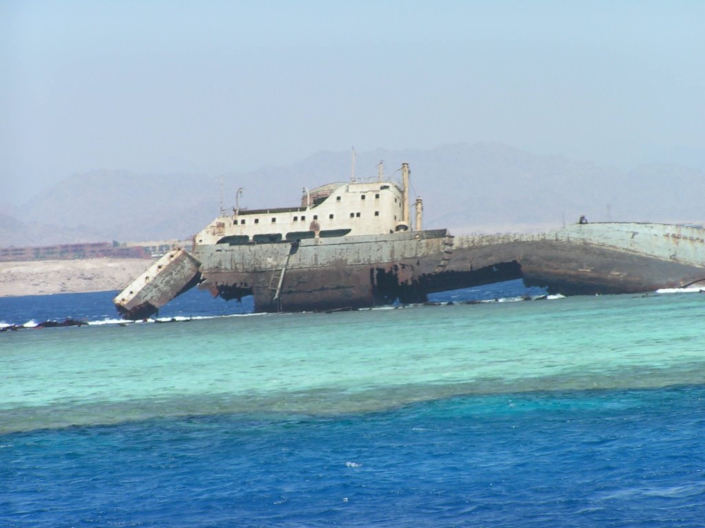 La nave "Louilla" incagliata nella barriera corallina vicino all'isola di Tiran a Sharm by molius