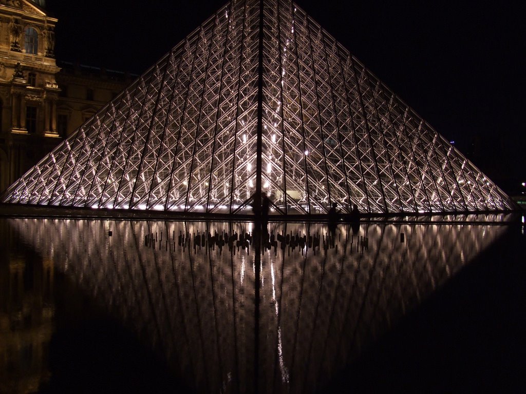 La piramide del Louvre de noche by Carlos Snchez