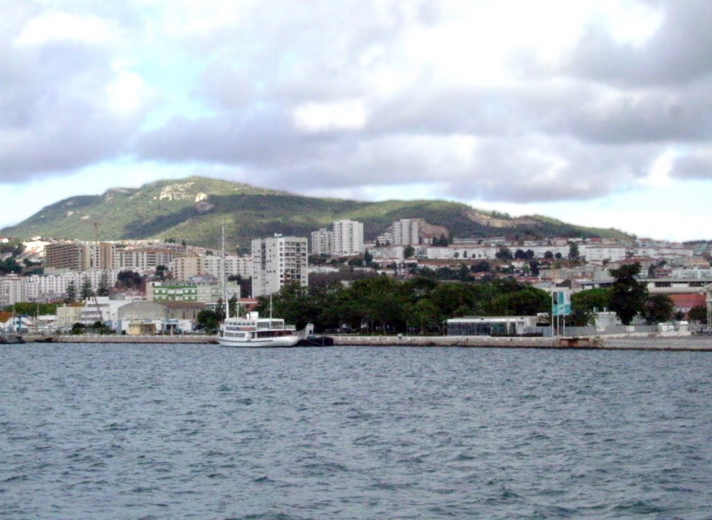 Setubal from the ferry - August 2006 by Roberto Bubnich