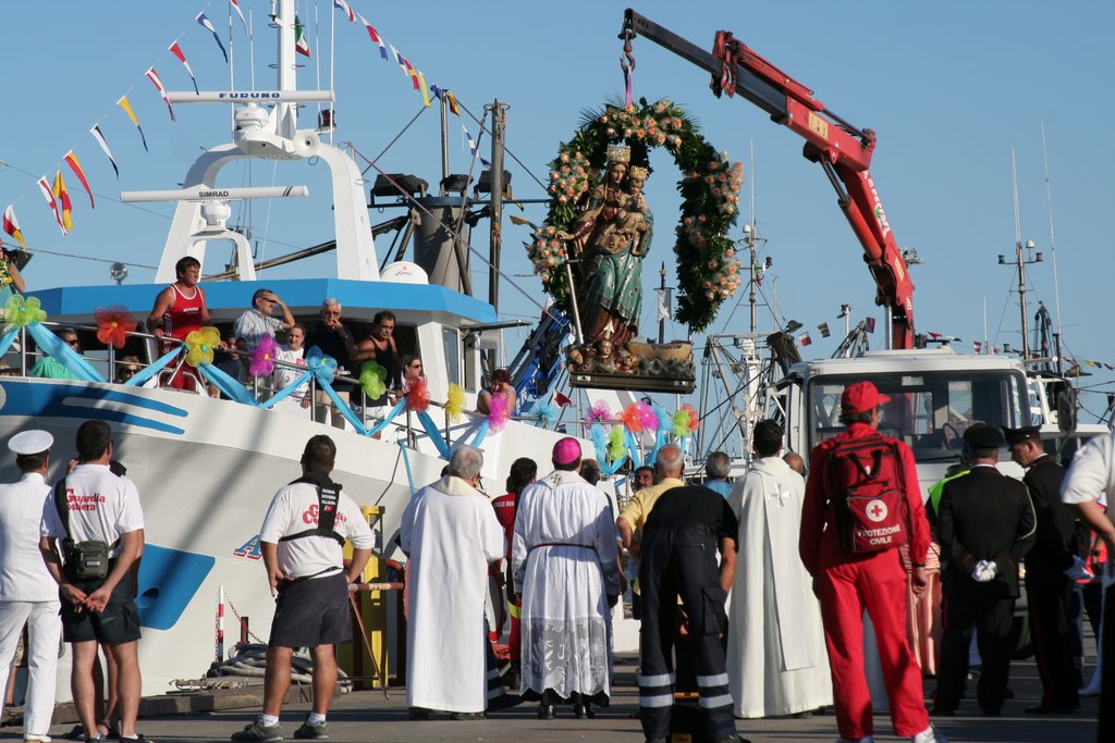 GIULIANOVA. sbarco della statua by luciano de ascaniis