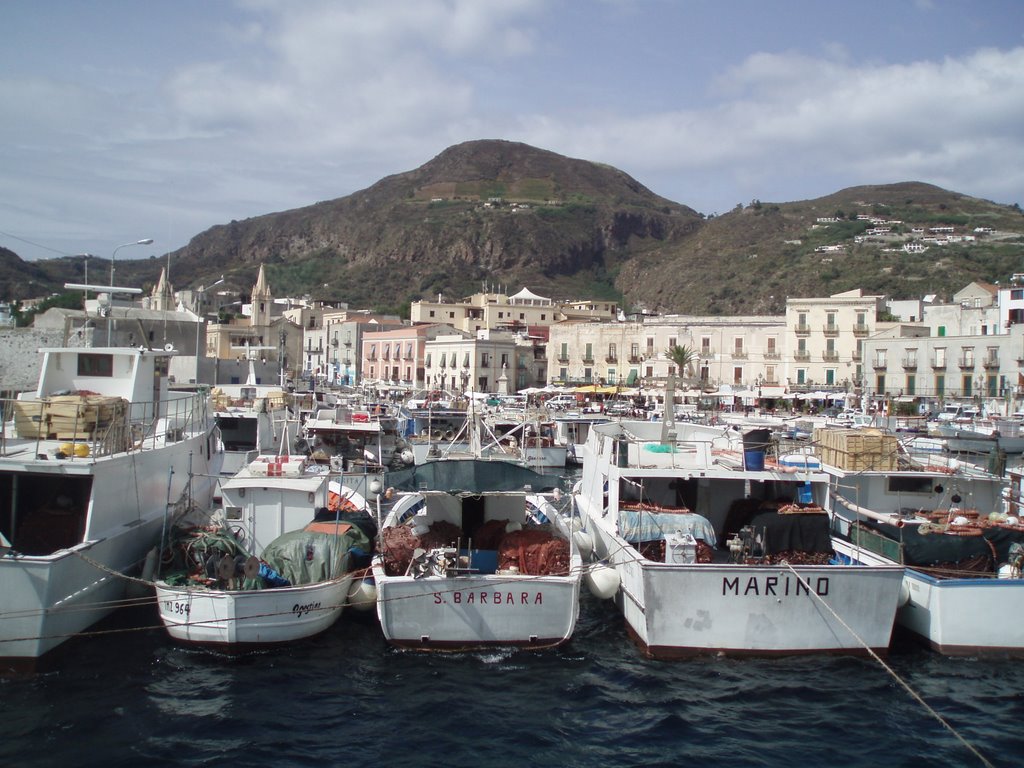 LIPARI barche al porto di Marina Corta by ferdonio