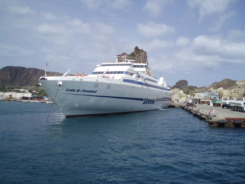 VULCANO - nave Siremar nel porto by ferdonio