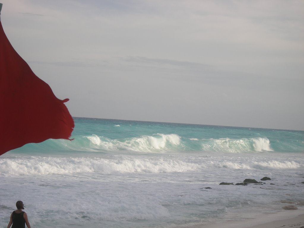 Bandera roja en las playas de Cancún by pekeramio