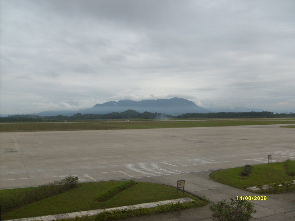 Vista da pista do Aeroporto Hercílio Luz - Florianópolis by Paulo Pilenghy