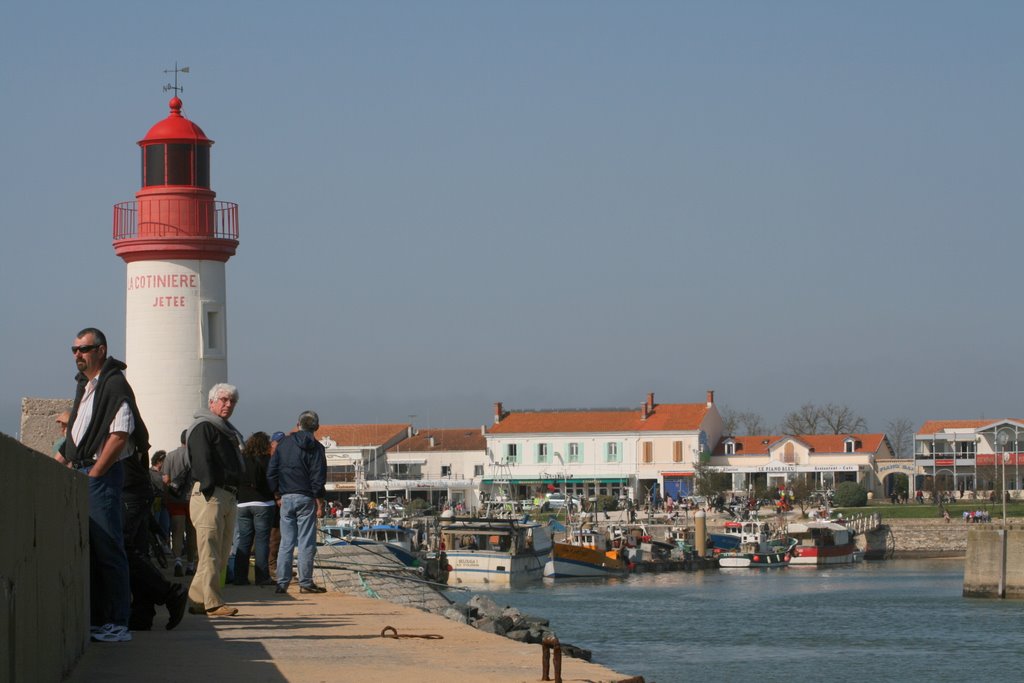 Sur la jetée du port de La Cotinière by Eric Martinet