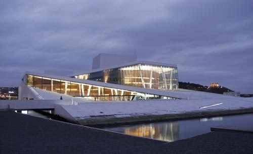 Operaen i morgenlys by havna