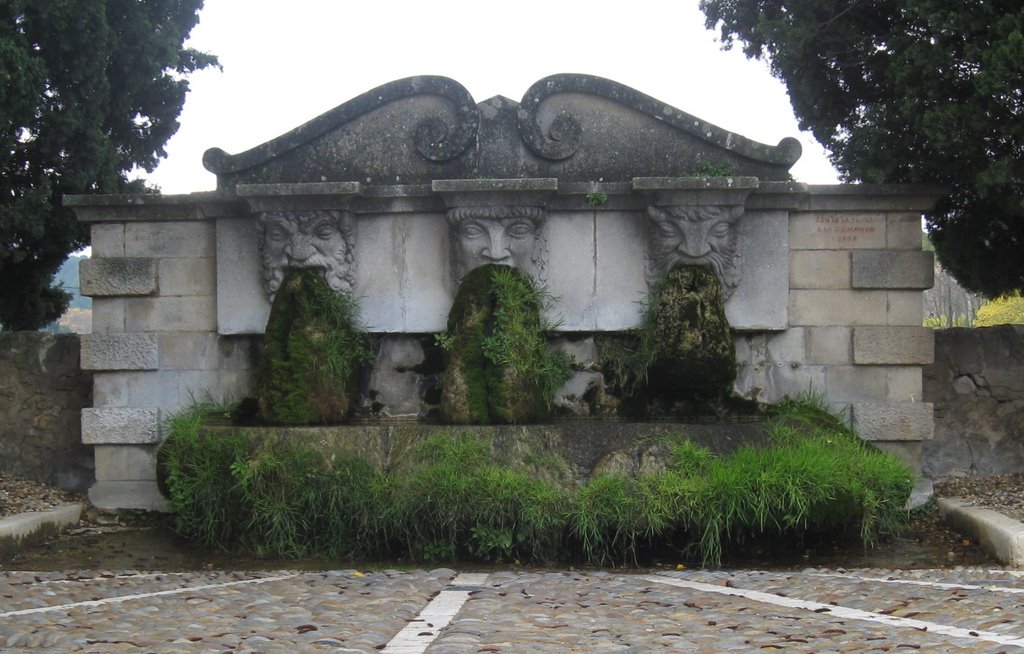 Fountain in lourmarin by dimwits