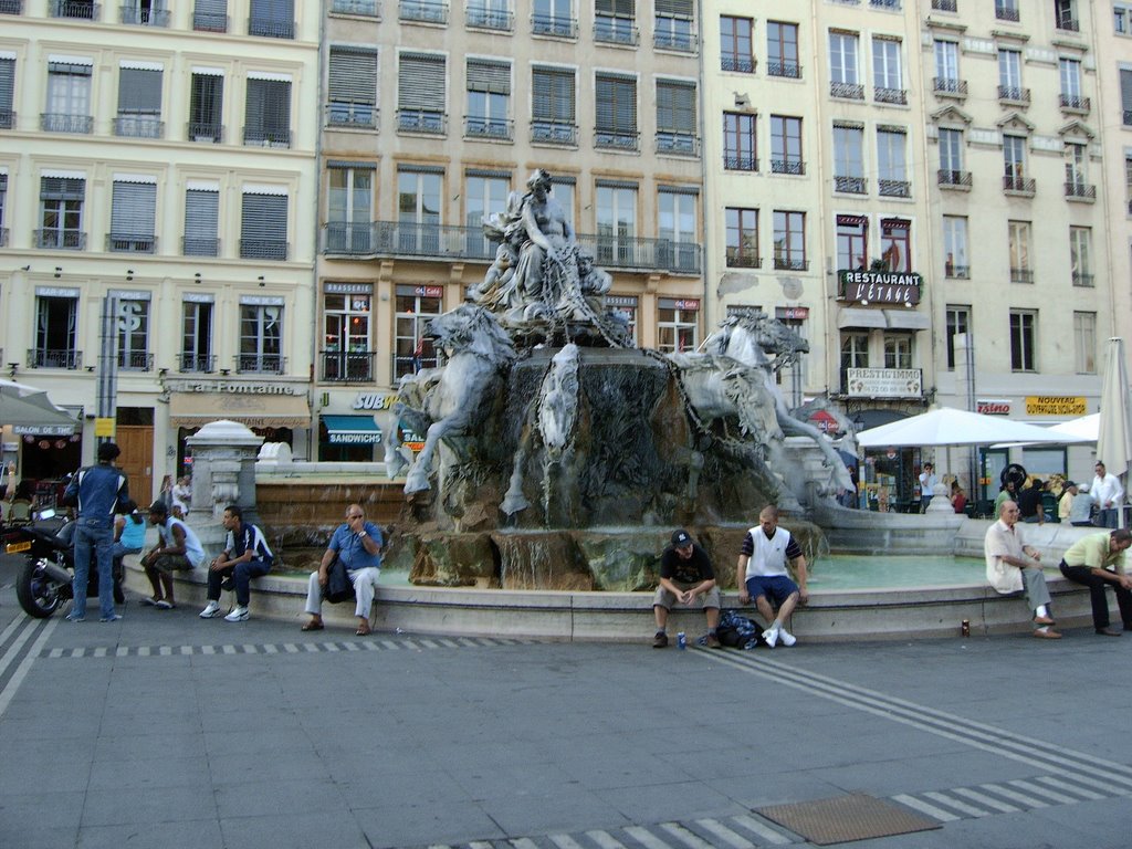 Fuente de lyon http://nuestrasfotillos.com by José Martos Simón