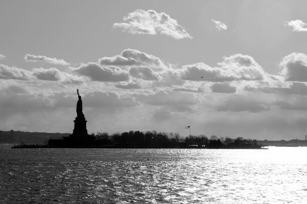 Statue of Liberty in BW (Thiago) by slo_thiago