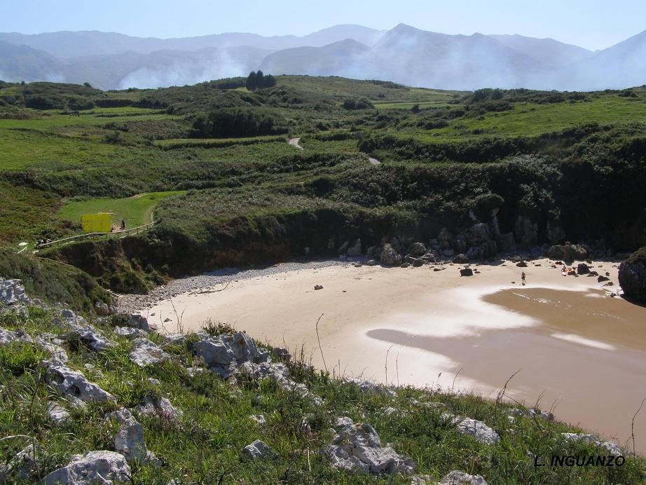 Playa de San martin con el Cuera al fondo. www.cuartamenteru.com by Hotel Rural Cuartame…