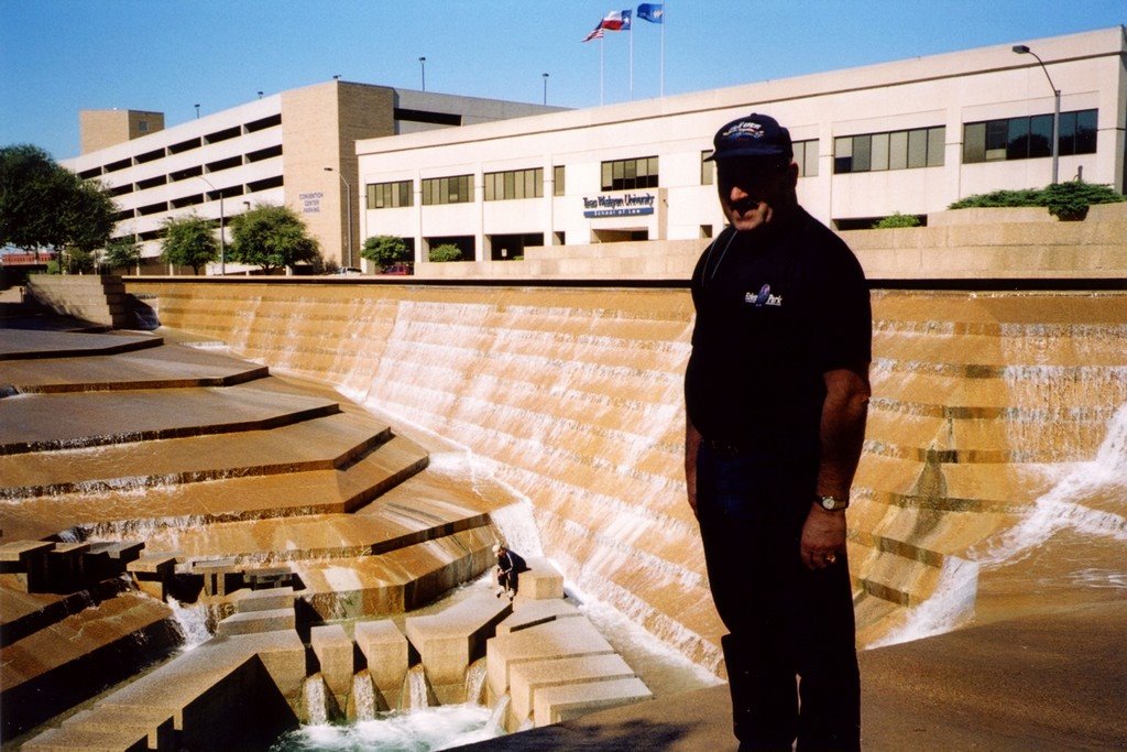 USA, Water Gardens la grande cascade de la ville de Fort Worth by Roger Narbonne