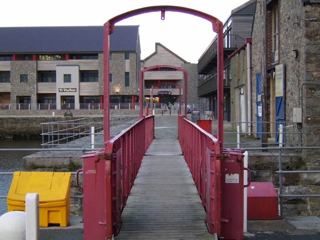 Pedestrian bridge, Caernarfon by Bigdutchman