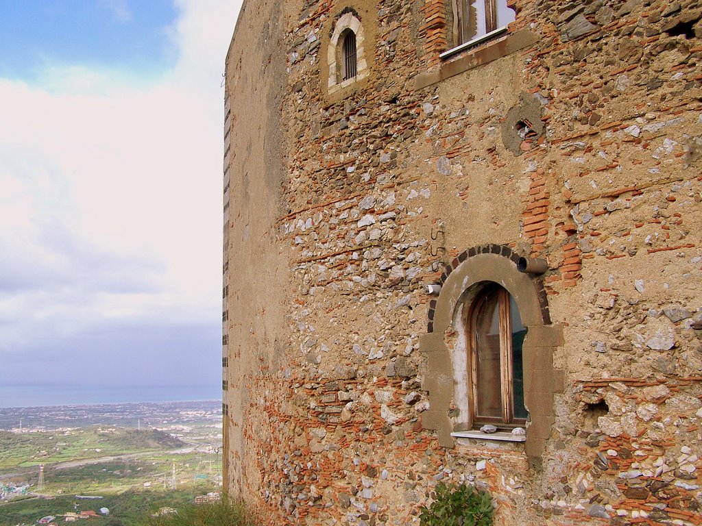 Santa Lucia del Mela: veduta dal castello by Sandro Russo