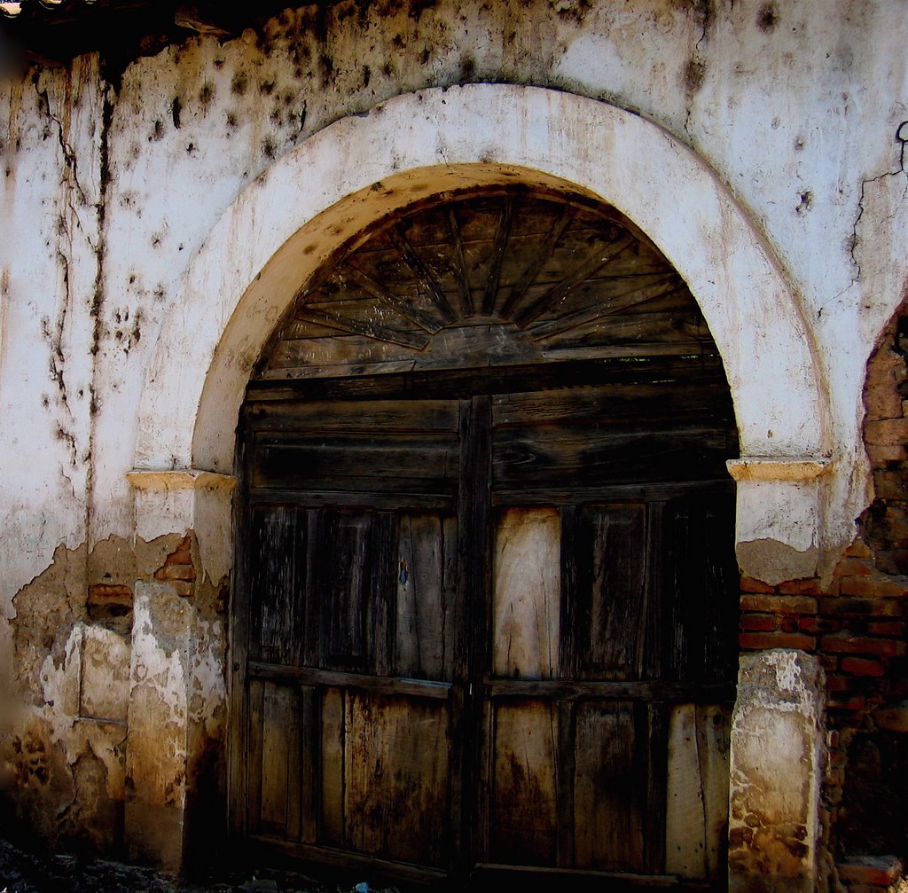 PORTÓN COLONIAL. Este viejo potón se encuentra en una de las calles principales de la VILLA DE ASUNCIÓN MITA,JUTIAPA,por su diseño único de la época colonial, este portón data de principios del siglo pasado. Por un MITA mejor. LOS BALLENAS DEL "2" DE ABRIL. Foto EDGAR ENRIQUE PALMA MONTERROSO. ABRIL,04. QB. by EDGARPALMA