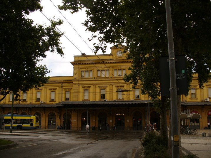 Modena - Stazione Ferroviaria by jeffwarder