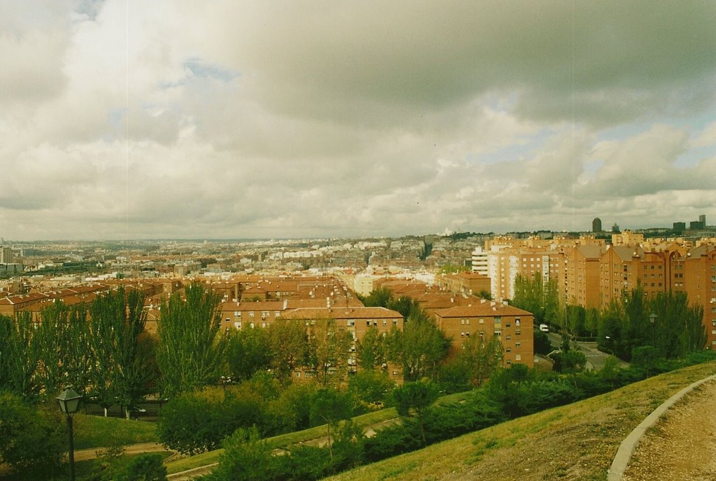 Vista de Madrid desde el Cerro del Tío Pío by Carmen Peña