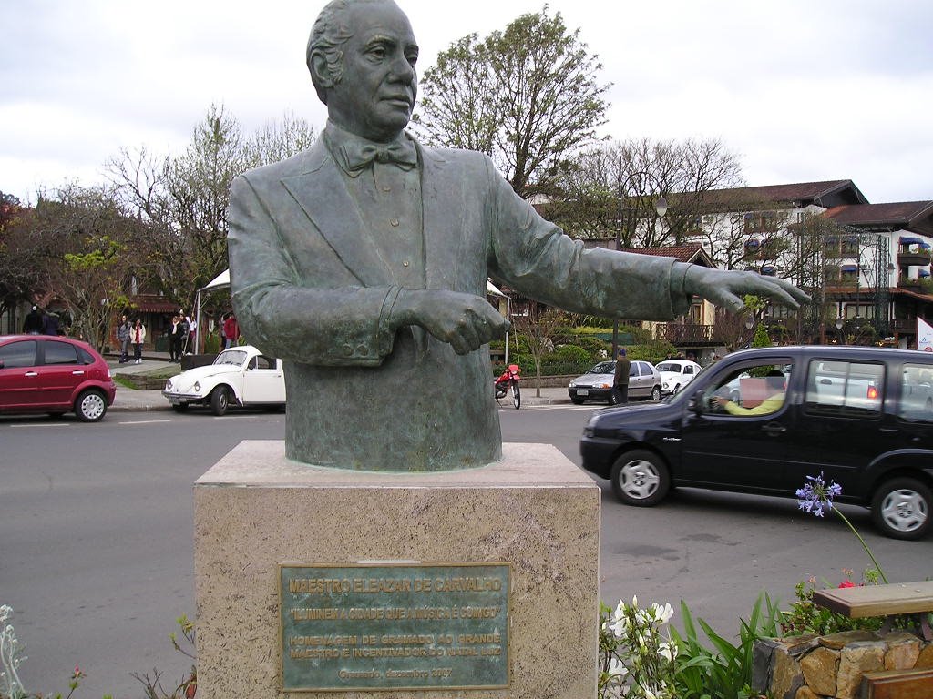 Homenagem ao Maestro Cearense Eleazar de Carvalho, em frente à Igreja Matriz de Pedra by Alessandro Frota