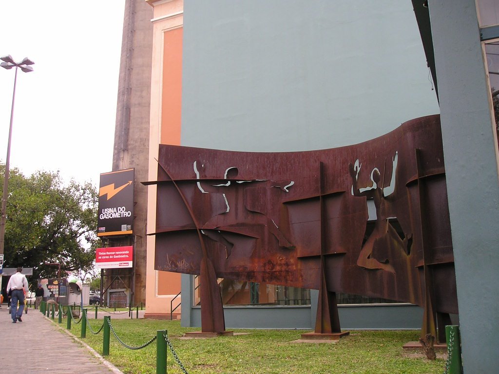 Escultura na Entrada do Gasômetro by Alessandro Frota