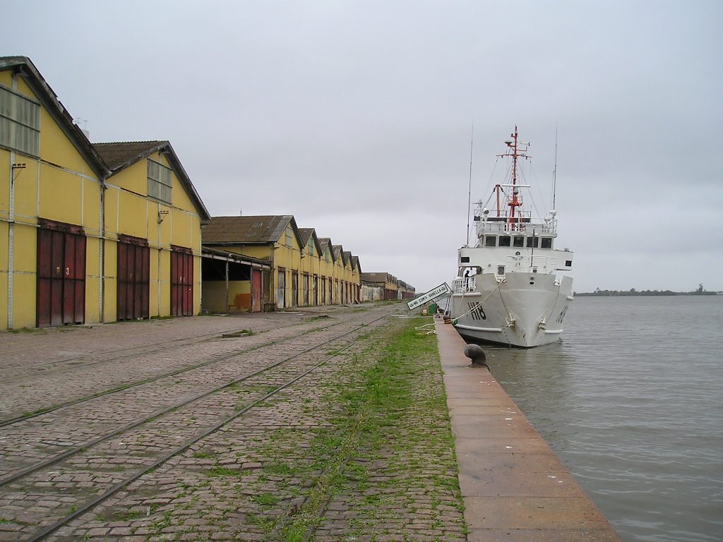 Antiga Área Portuária no Rio Guaíba by Alessandro Frota