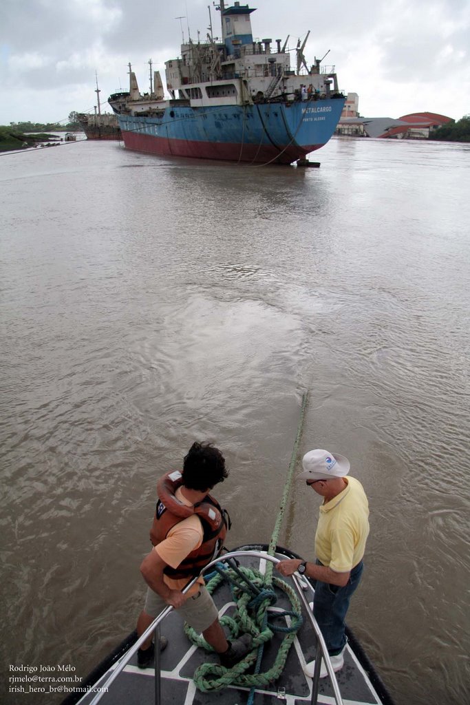 Pilot and assistant mooring Metalcargo by ® Rodrigo Melo - Irish lad