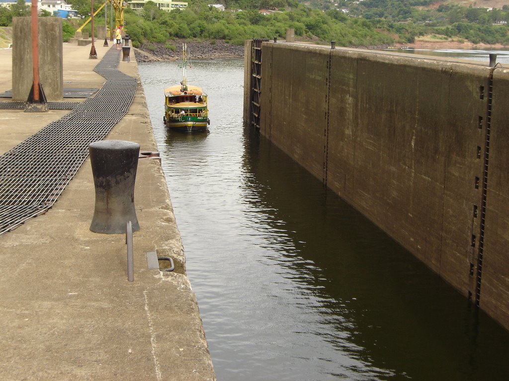 Barco entrando na Eclusa by rodregert