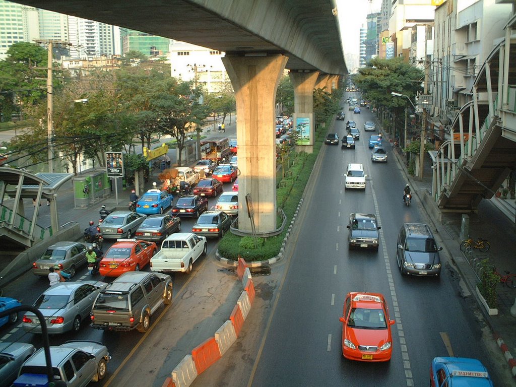 Sukhumvit Road from Phrom Phong Station / BTSﾌﾟﾛﾑﾎﾟﾝｸﾞ駅陸橋から見たｽｸﾑｳﾞｨｯﾄ by namsaijaijing