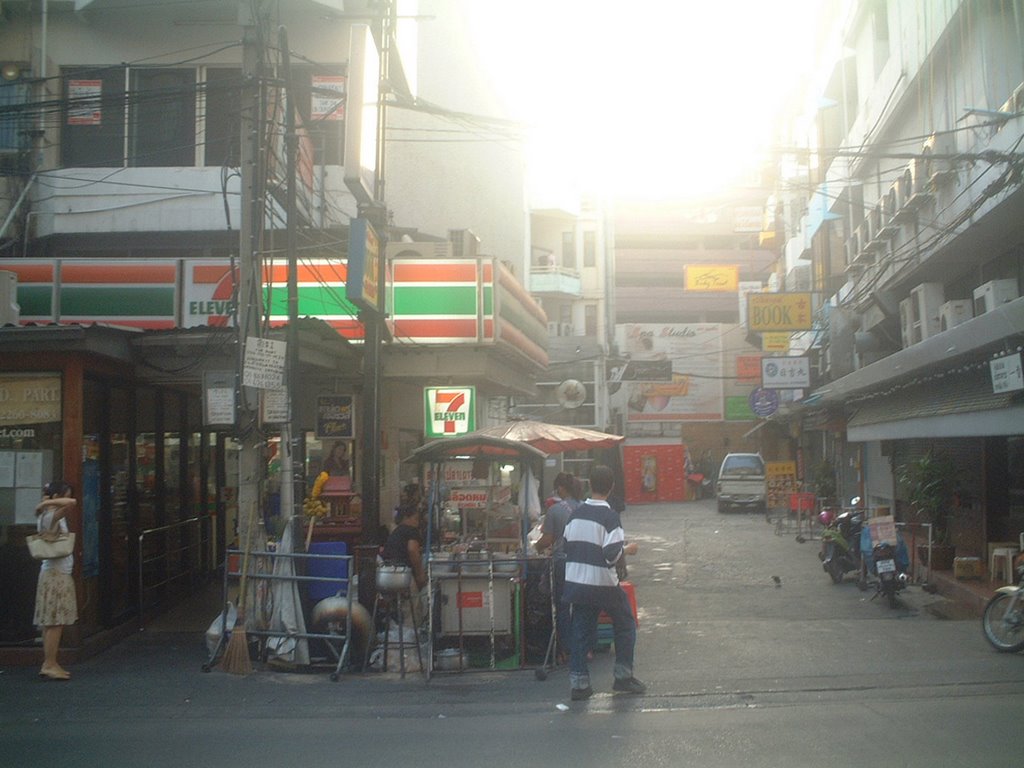 7-eleven at sukhumvit soi 24 / ｿｲ24入り口のｾﾌﾞﾝｲﾚﾌﾞﾝ by namsaijaijing