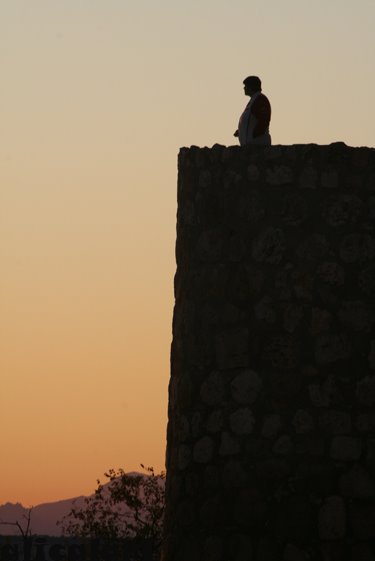 Mirando el paisaje desde la muralla by alycalary