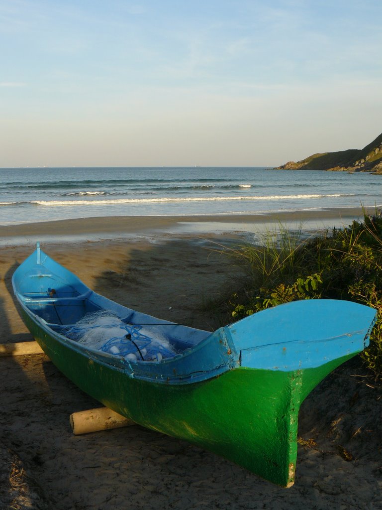 Barco de pesca na Ilha do Mel, Paraná by fabiolchini