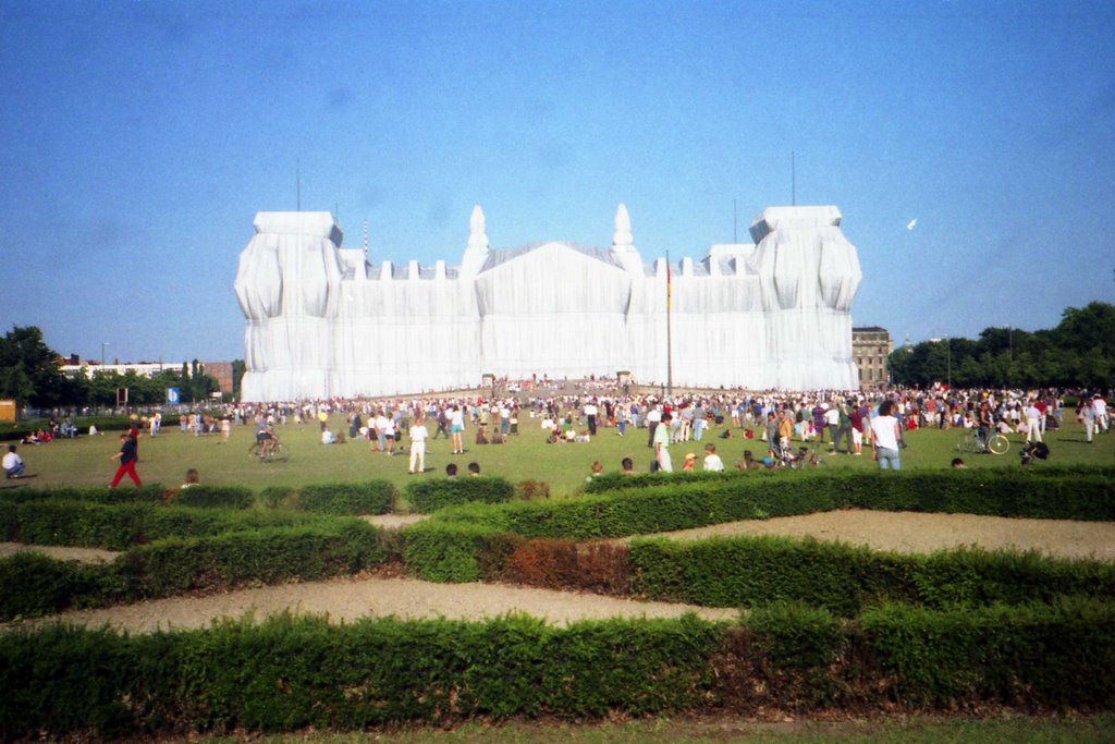 Berlin, Verhüllter Reichstag 1995 by gerdb