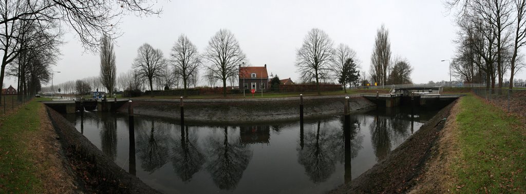 Sluis Hulsen, Noordervaart by www.binnenvaartinbeeld.com