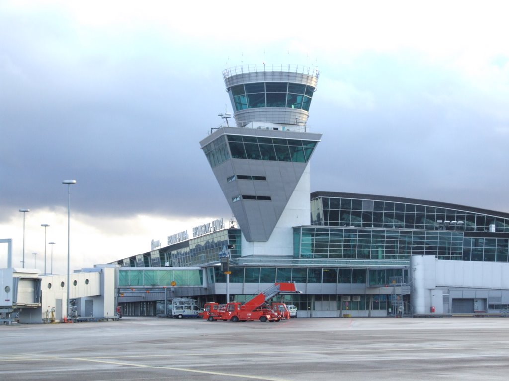 Helsinki Vantaa Airport by Lajos Antal