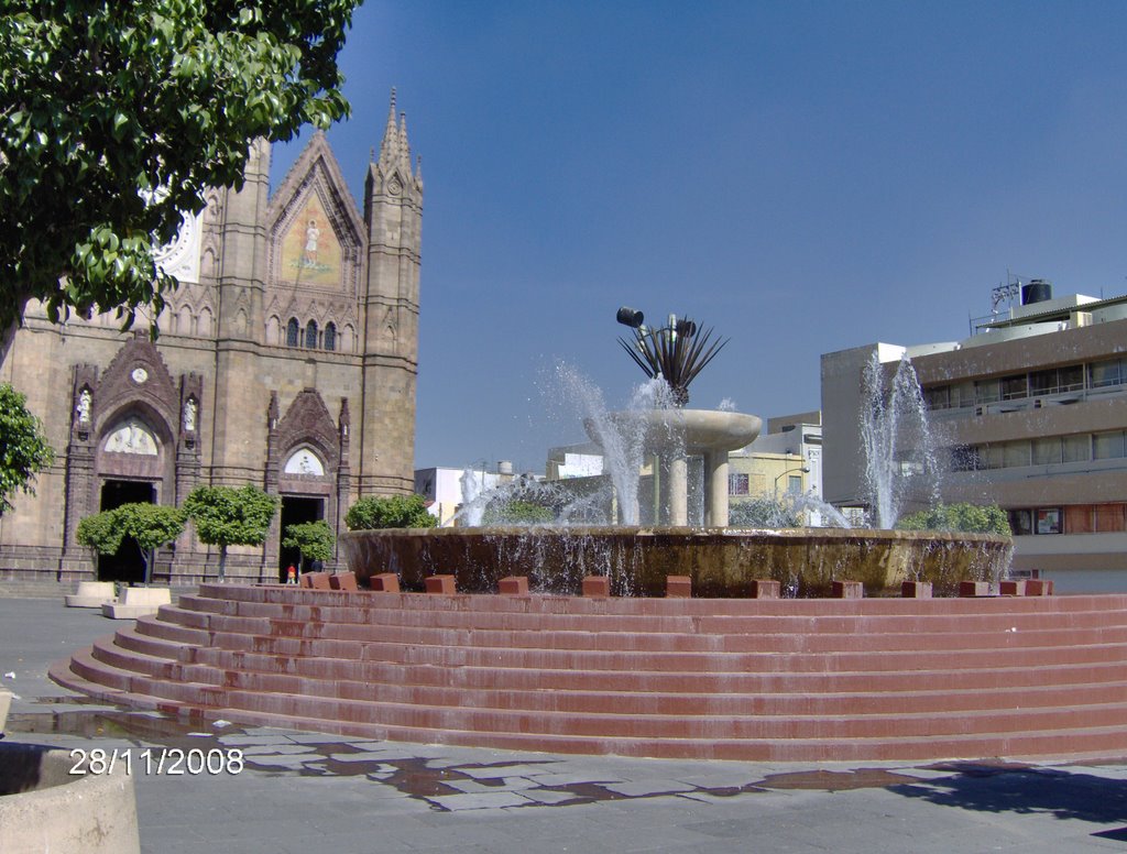 Fuente frente al templo expiatorio. by Jose Antonio Zarazua…