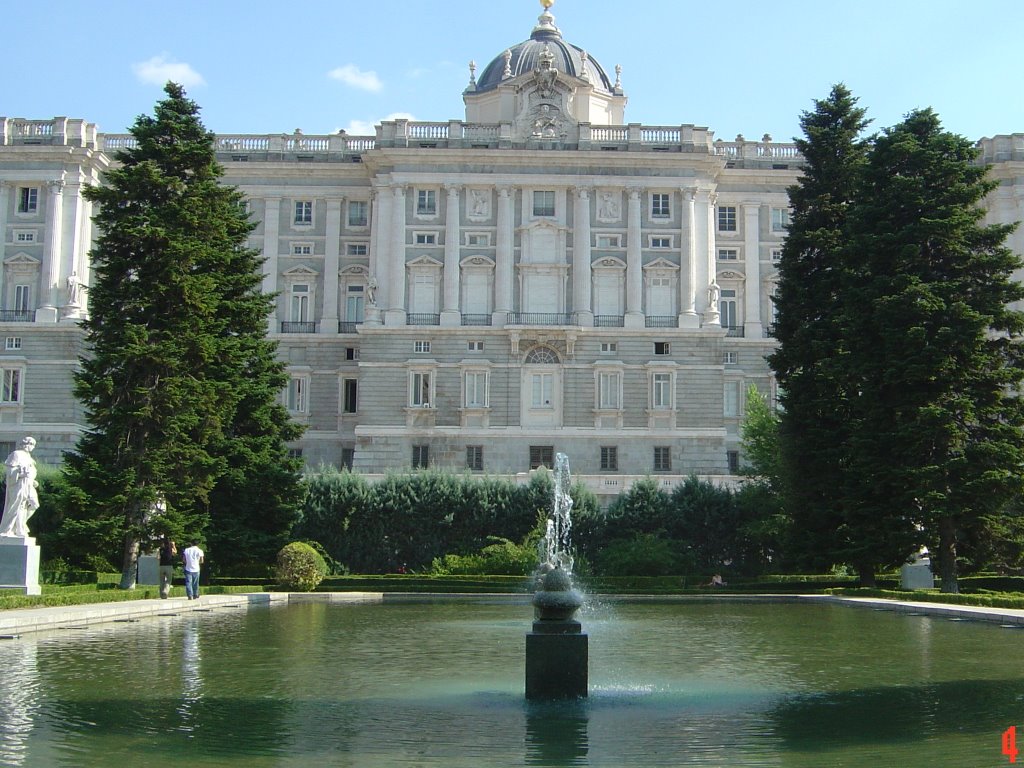 Jardines de Sabatini, Palacio Real, Madrid by lugarlu