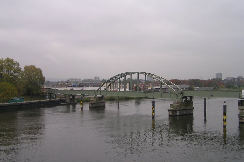 Spoorbrug over de Maas in de voorm./toek. spl. Maastricht - Lanaken. by Ghjenk