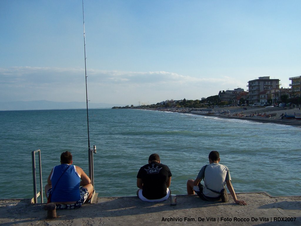 Giovani pescatori sul pontile - Foto Rocco De Vita 2007 by Rocco De Vita - RDX