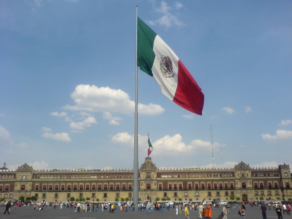 Palacio Nacional y mega bandera en el Zócalo. by miguelyebra73