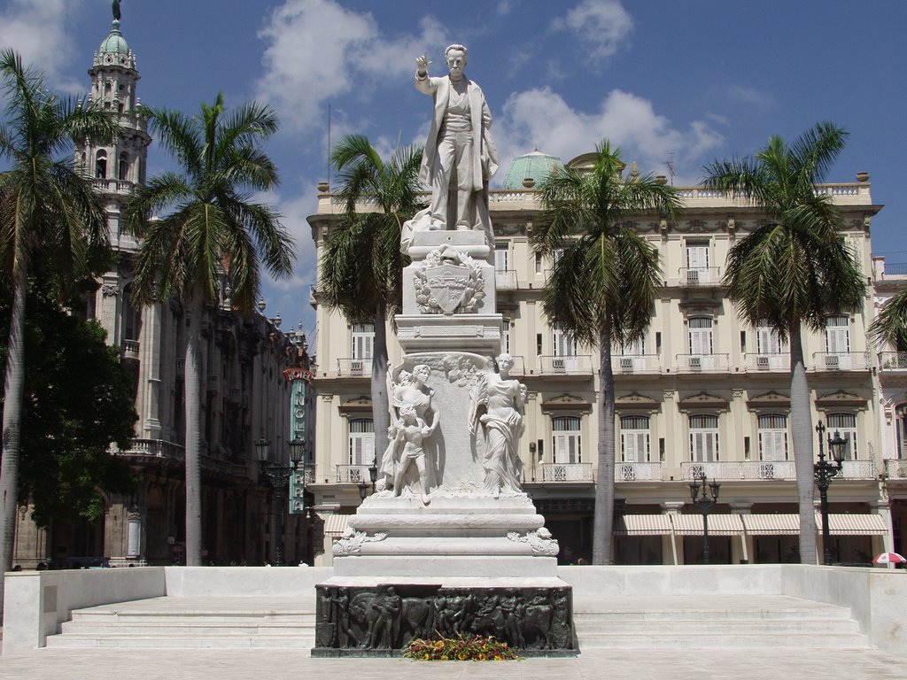 Estatua de José Martí en Parque Central by Enrique Braña