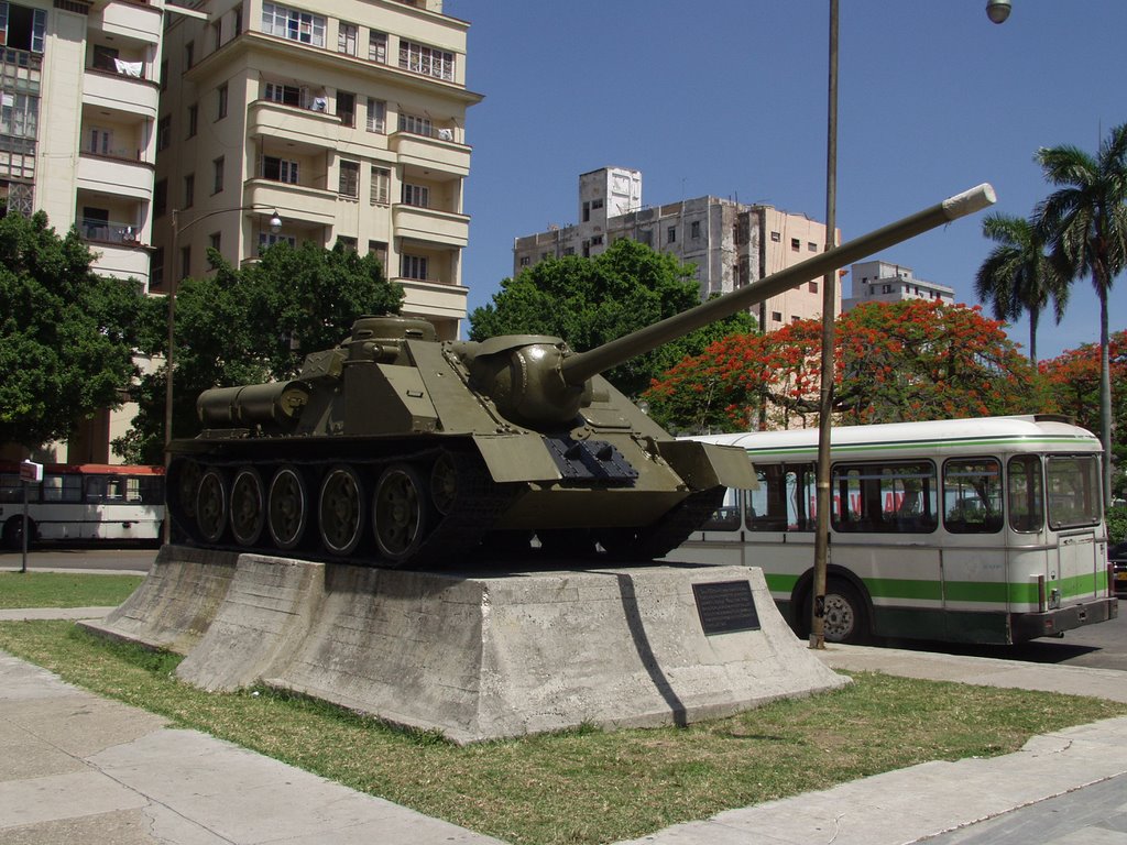 Tanque frente al Museo de la Revolución by Enrique Braña