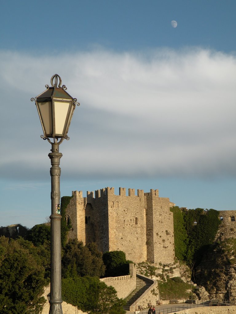 Erice - Il castello di Venere e la luna by marinourso