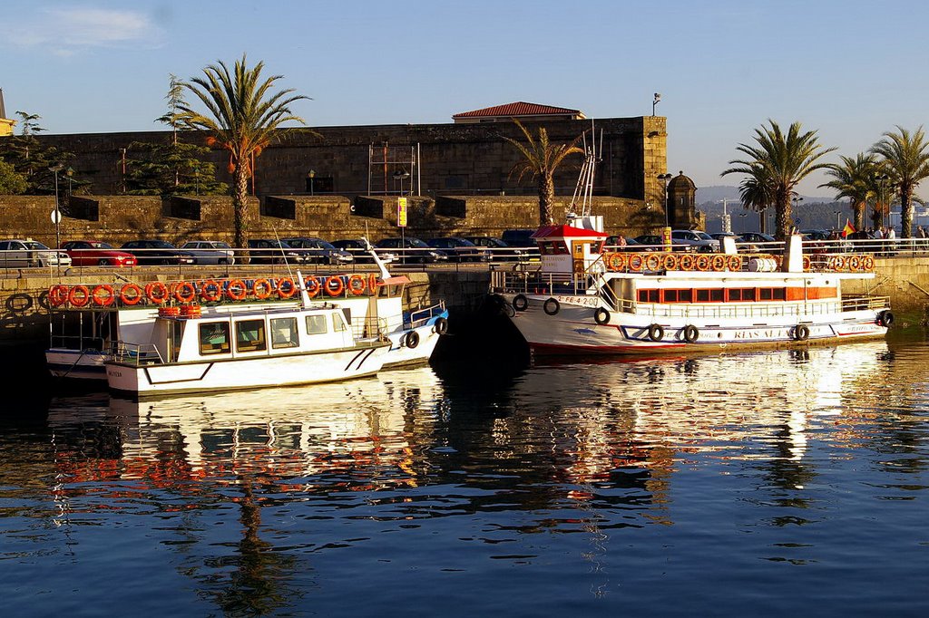 Darsena de Curuxeiras, Embarcaciones Turisticas, Ferrol, Coruña, Galicia by Antonio Alba