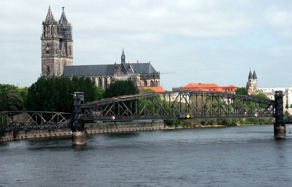 Elbe mit Dom und Eisenbahnbrücke by photographermen