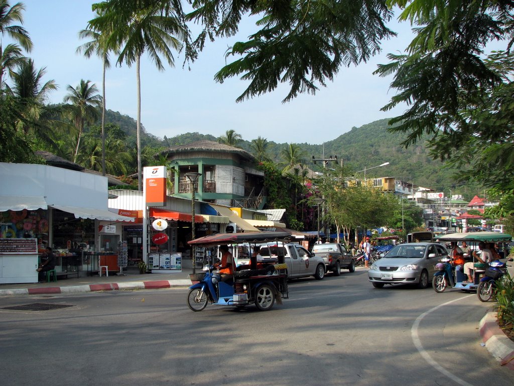 Shopping area at Ao Nang by dennislad