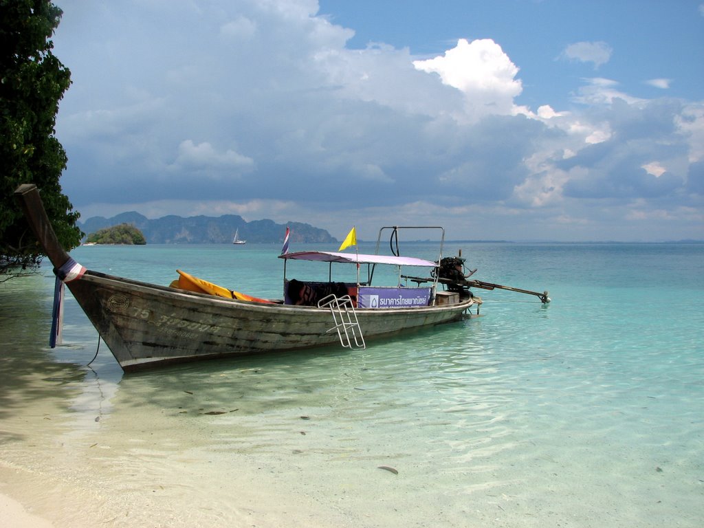 Boat at Chicken island by dennislad