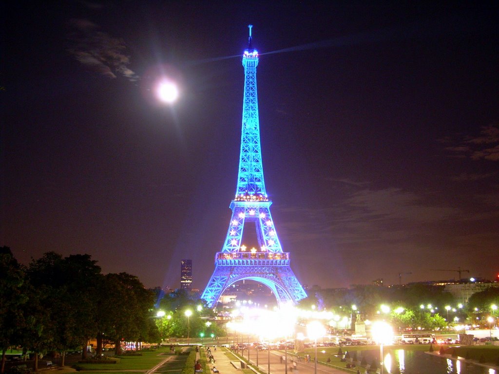 Torre Eiffel by night by Emiliano Massimo Ruà