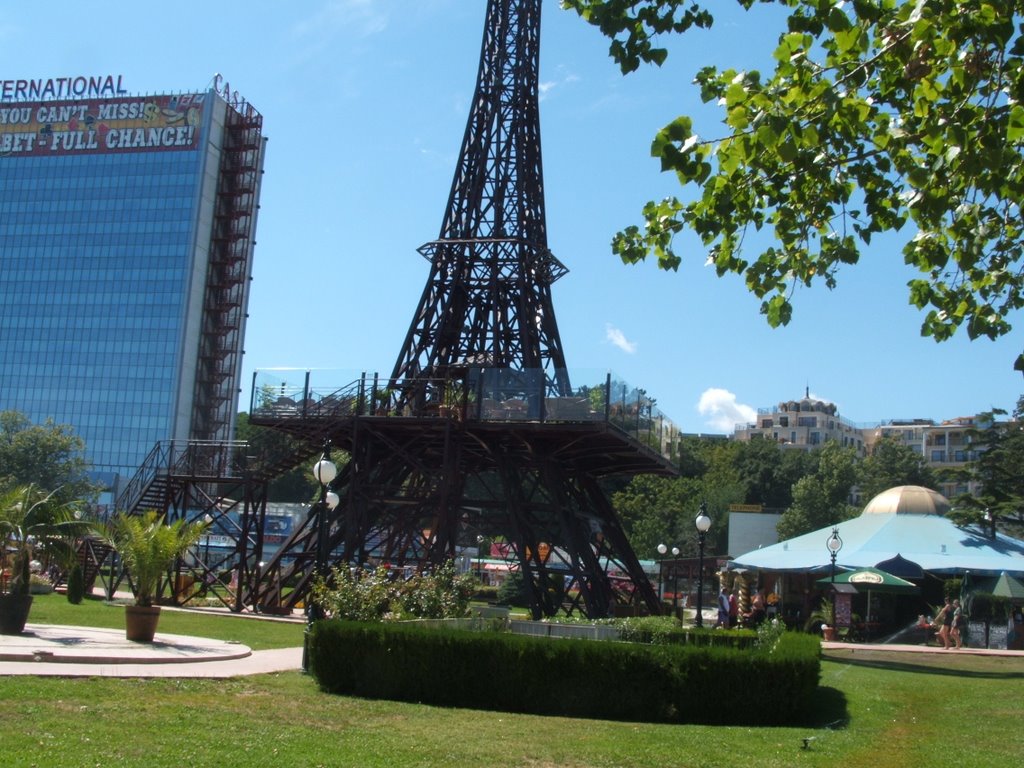 Eiffel Tower in Zlatni Pjaszici by Bányai Gábor