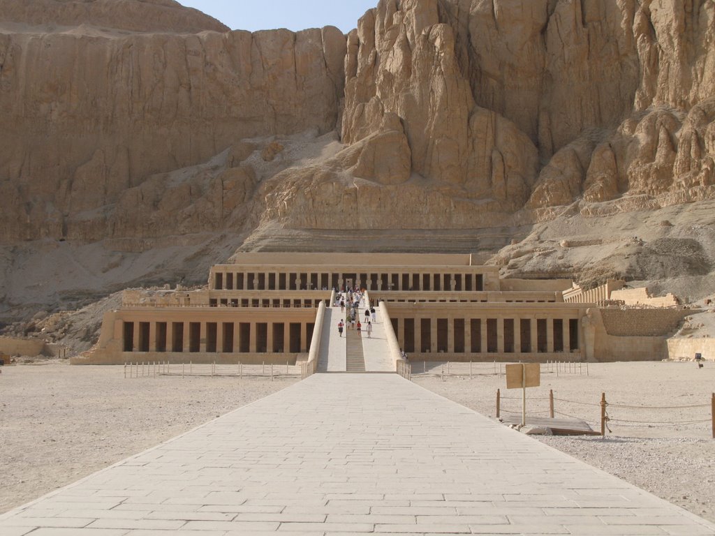 Luxor, Hatsepsut temple by koka888